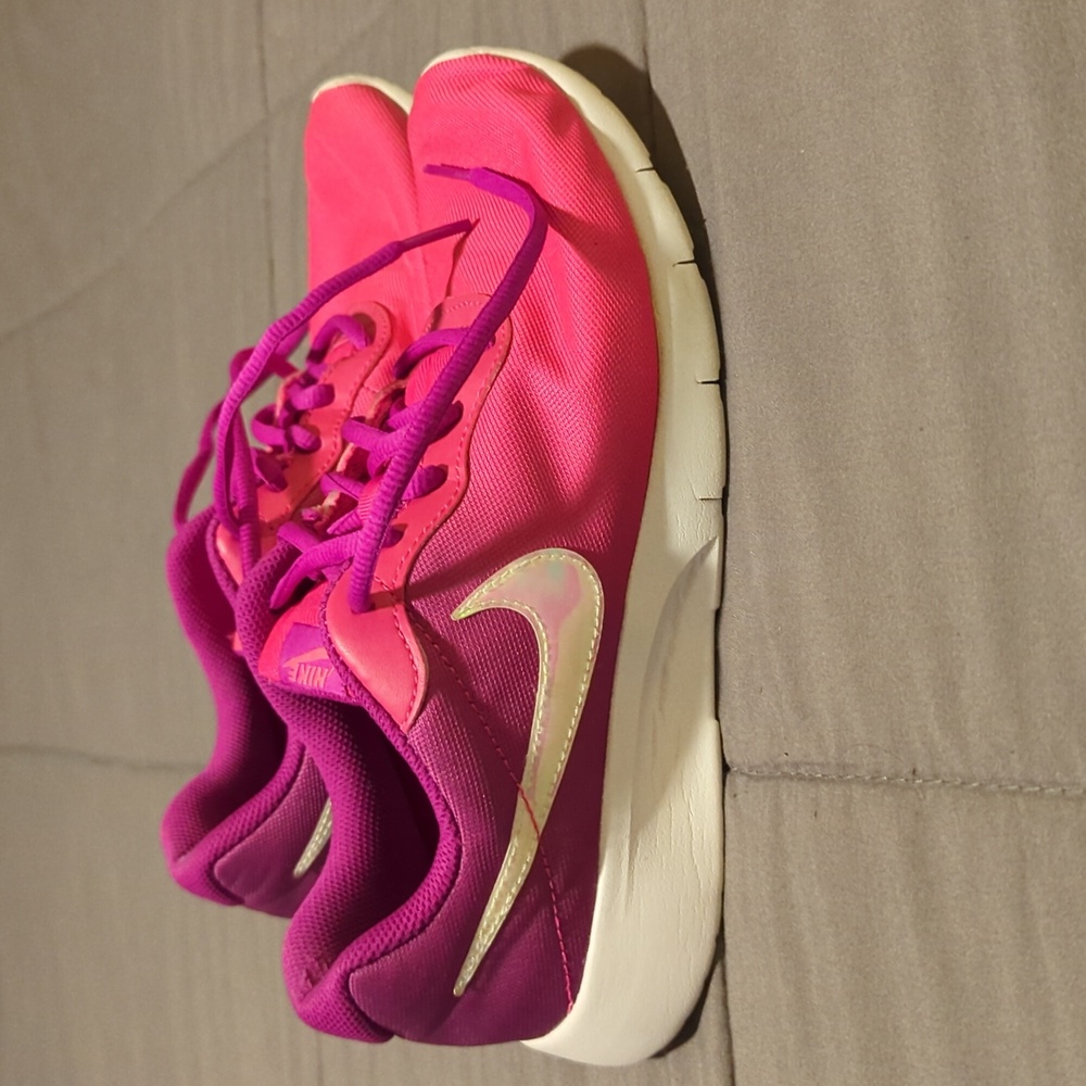 Gently used, adorable tennis shoes. Perfect for a kid.